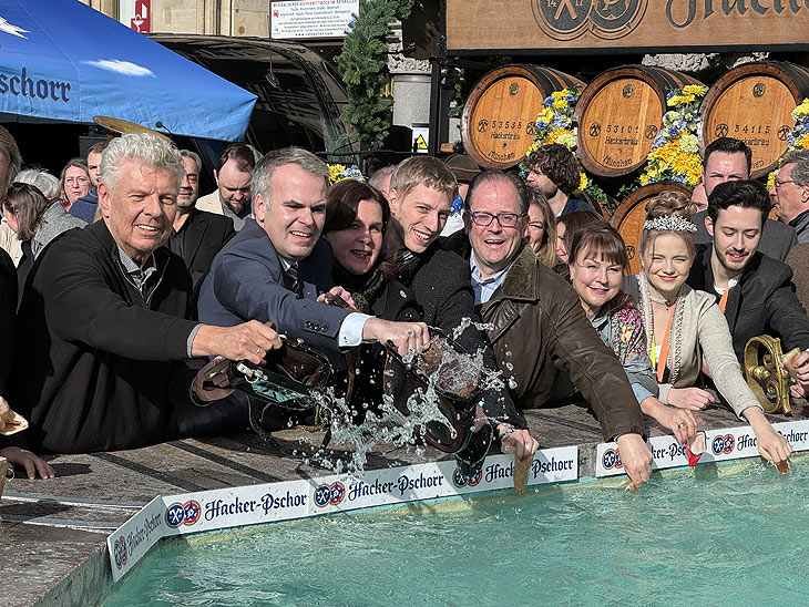 Oberbürgermeister Dieter Reiter zusammen mit Stadtkämmerer Christoph Frey, Bürgermeisterin Verena Dietl, Bürgermeister Dominik Krause und Gästen beim traditionellen Geldbeutelwaschen am Fischbrunnen vor dem Rathaus am 14.02.2024 (©Foto: Martin Schmitz(